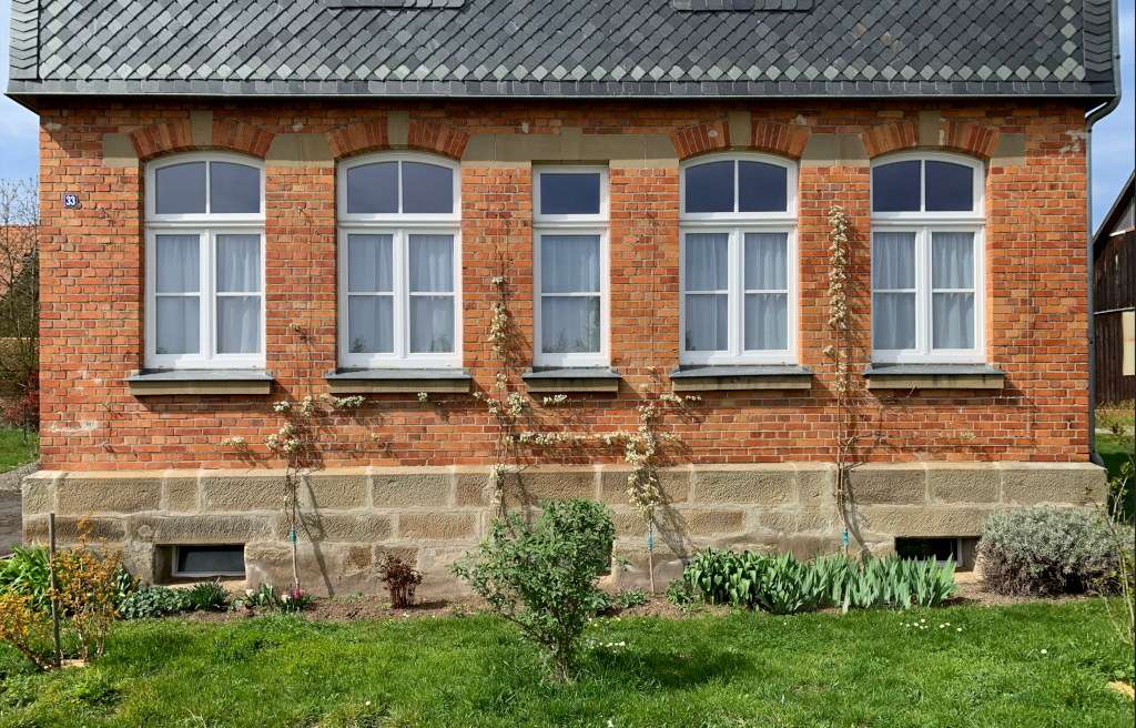 Straßenansicht Galerie Alte Schule Frühling 2024