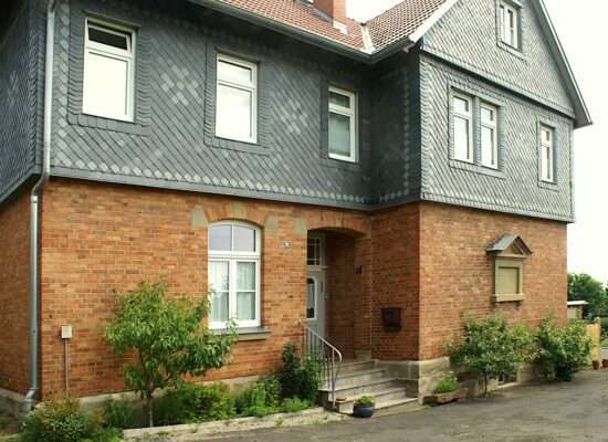Galerie Alte Schule, Ansicht des ehem. Schulhauses vom Schulhof aus