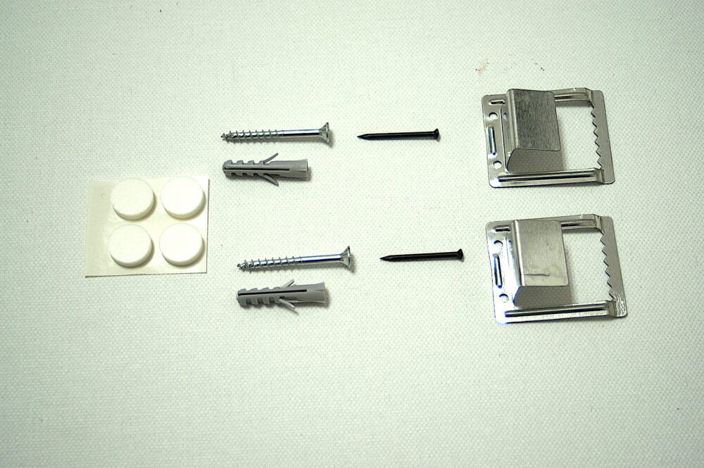 Einzelteile der Einfachen Aufhängung für Standardkeilrahmen mit Keilrahmenblechen - Galerie Alte Schule