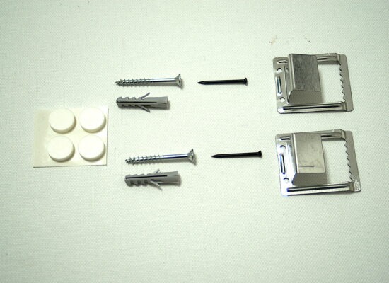 Einzelteile der Einfachen Aufhängung für Standardkeilrahmen mit Keilrahmenblechen - Galerie Alte Schule